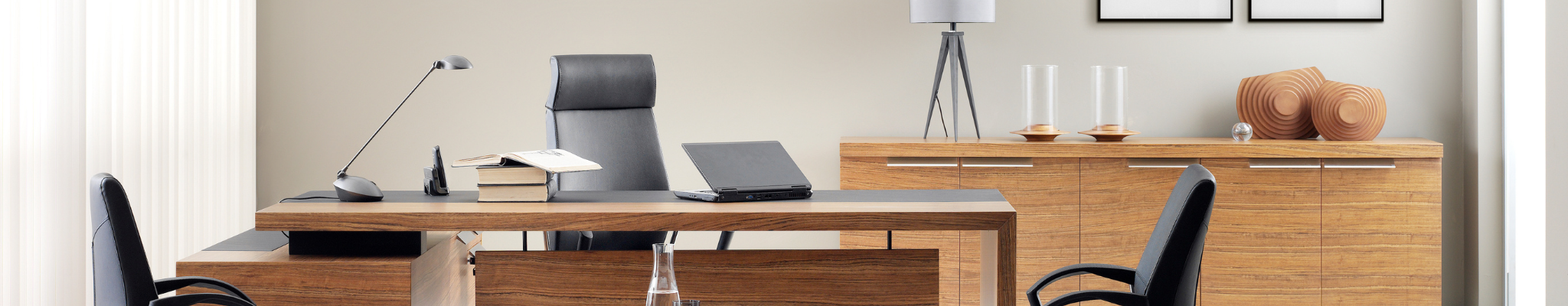 Työpöydät ja kirjoituspöydät