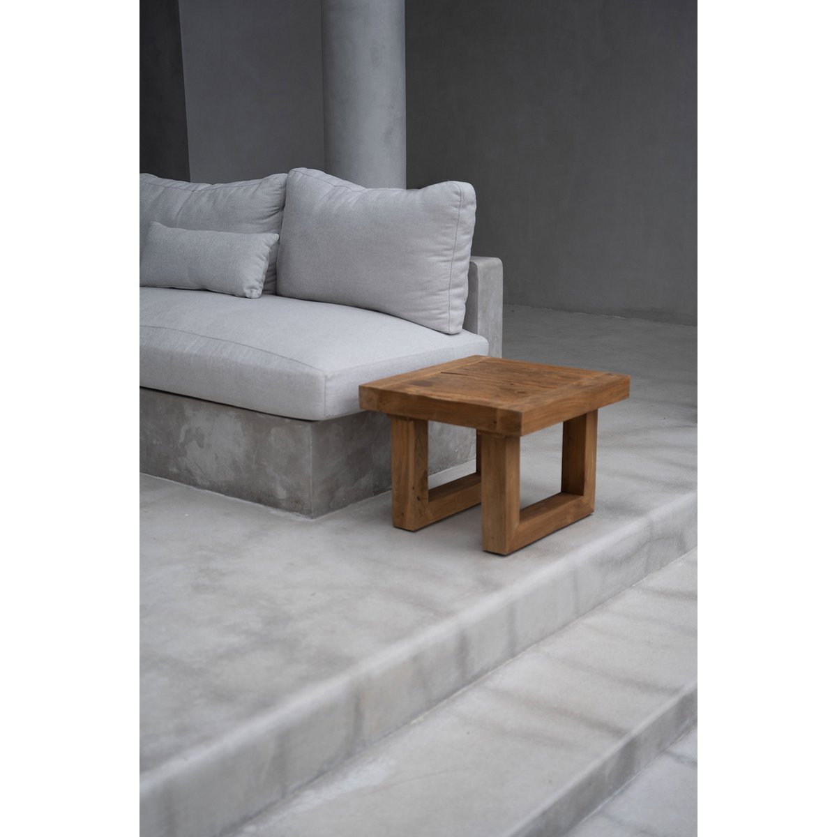 Sohvapöytä - THE TEAK SIDE TABLE
