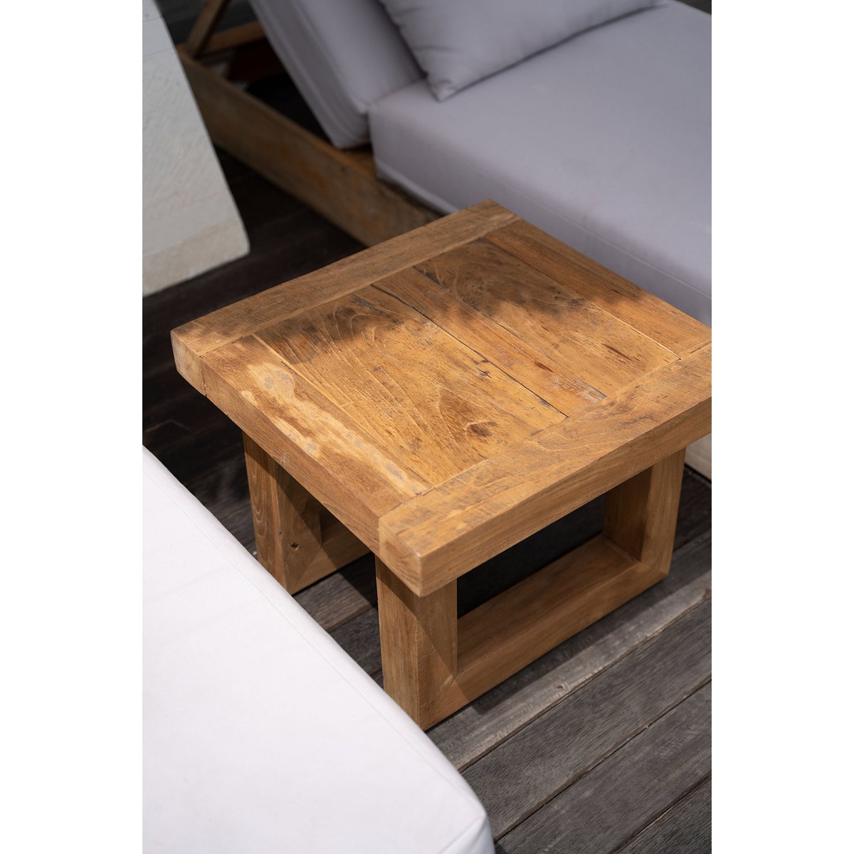 Sohvapöytä - THE TEAK SIDE TABLE