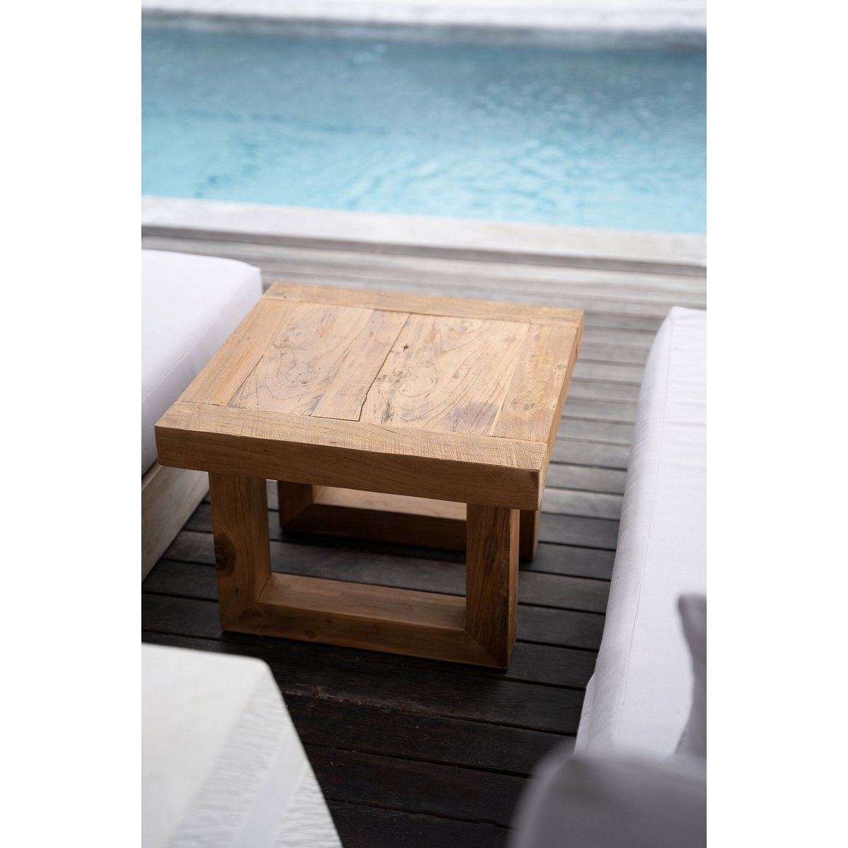 Sohvapöytä - THE TEAK SIDE TABLE